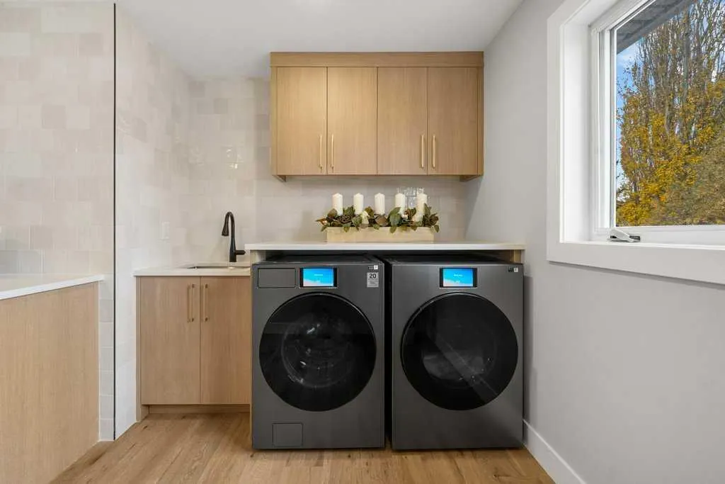 711 Mckenzie Lake Bay SE