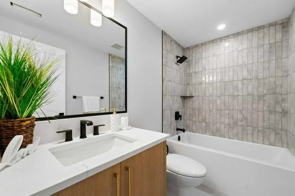 711 Mckenzie Lake Bay SE