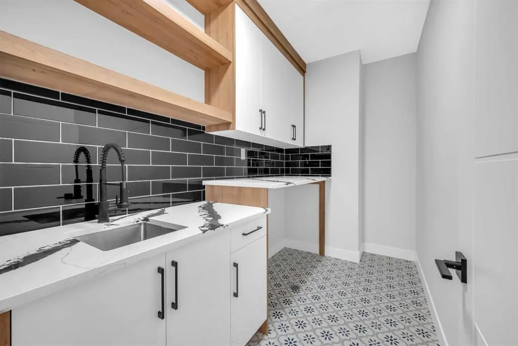 327 Kinniburgh Place