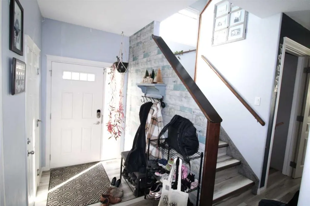 701 Silkstone Close W