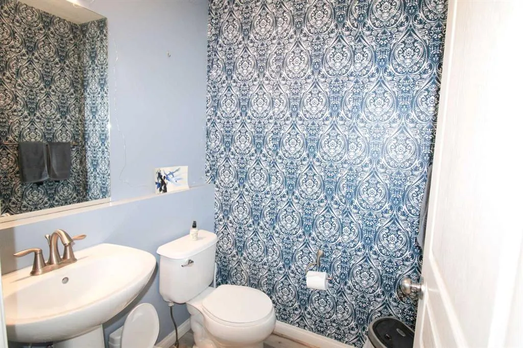 701 Silkstone Close W