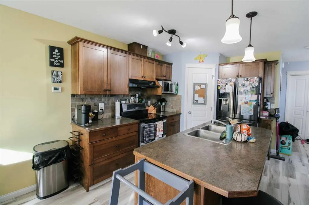 701 Silkstone Close W