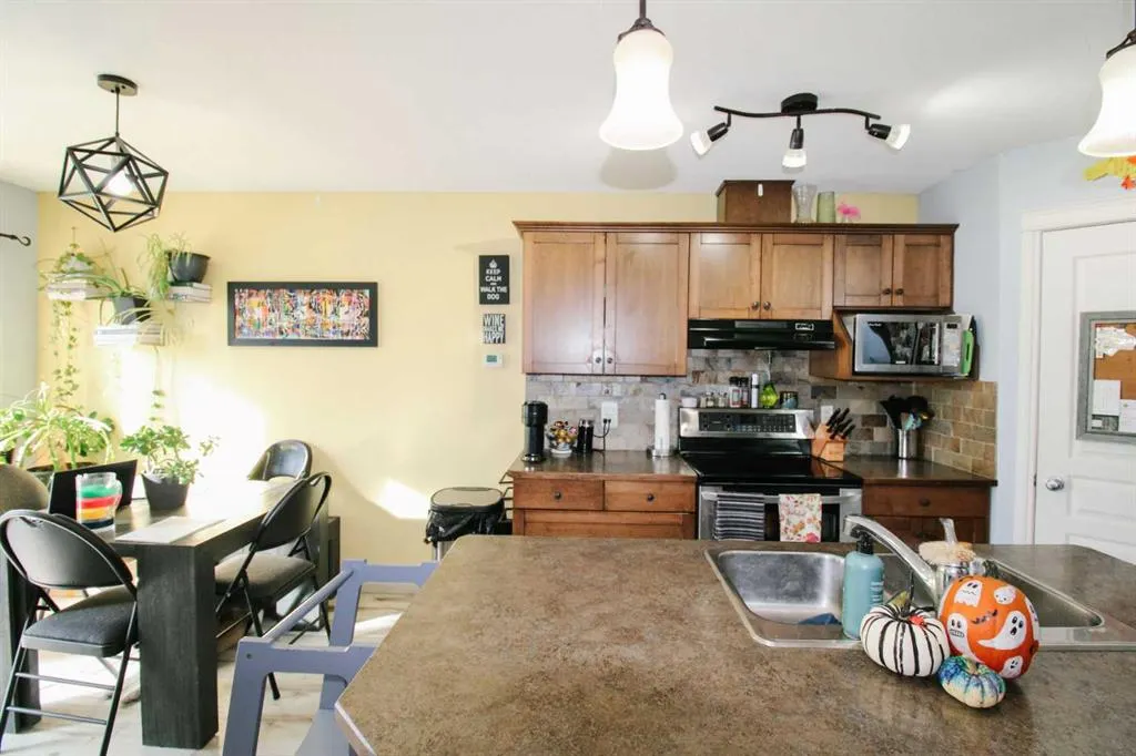 701 Silkstone Close W