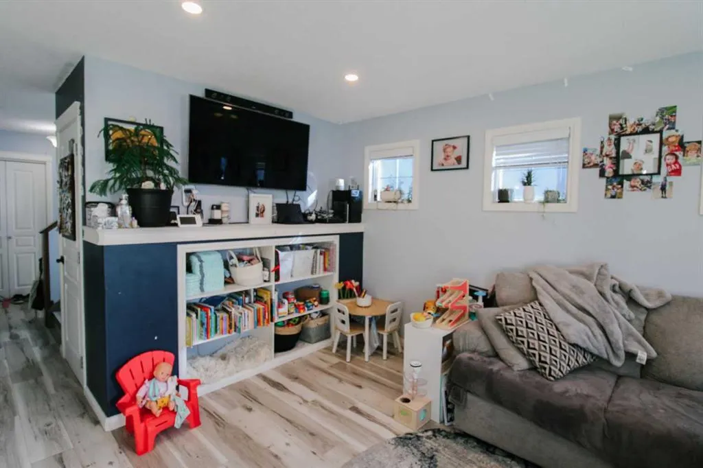 701 Silkstone Close W