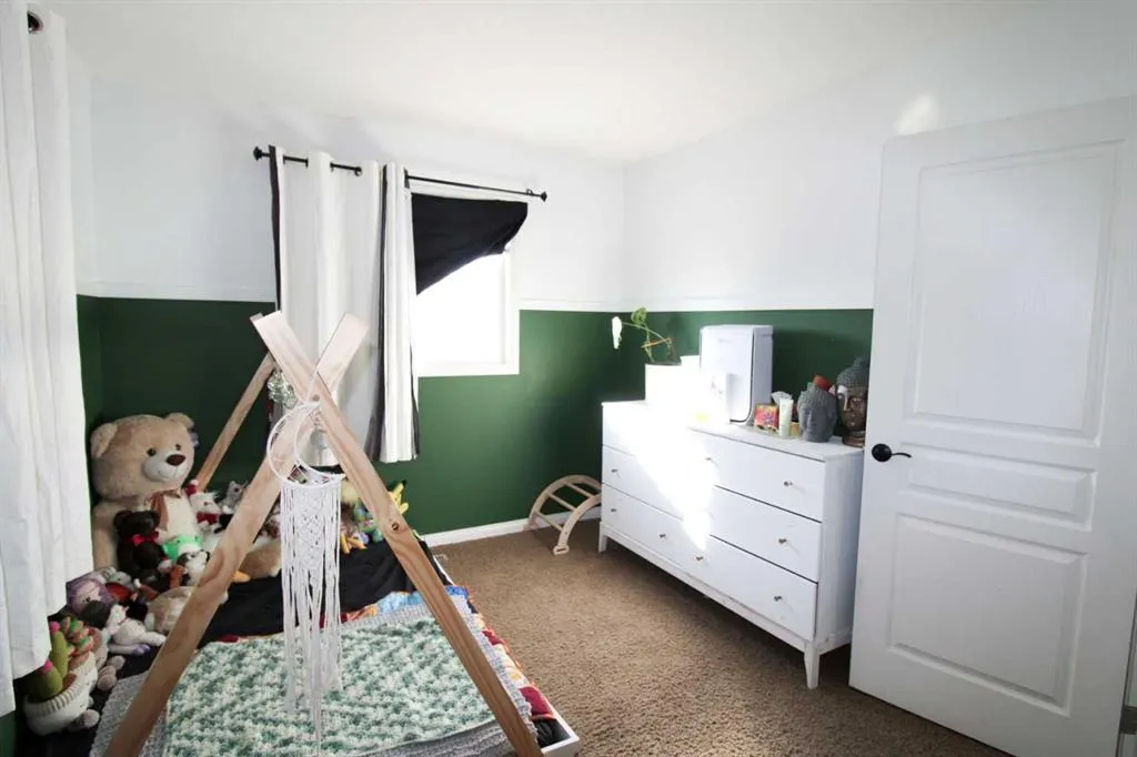 701 Silkstone Close W