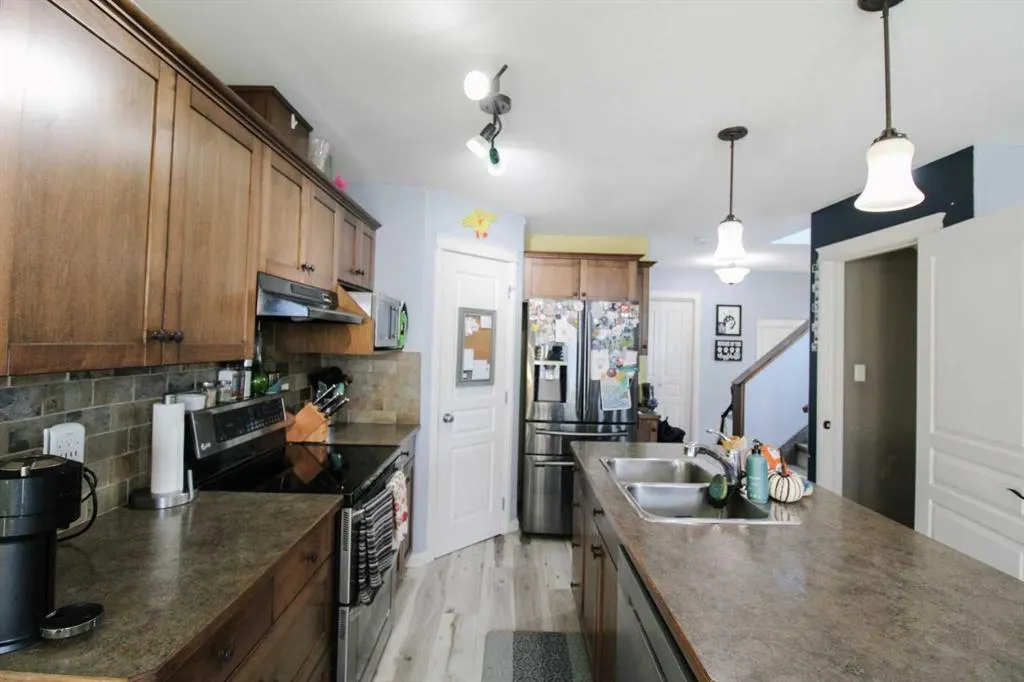 701 Silkstone Close W