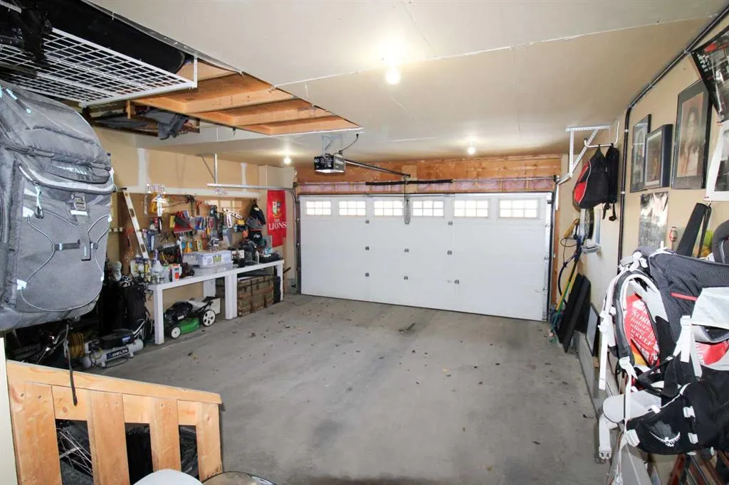 701 Silkstone Close W