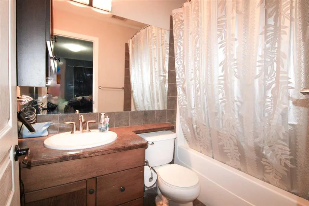 701 Silkstone Close W