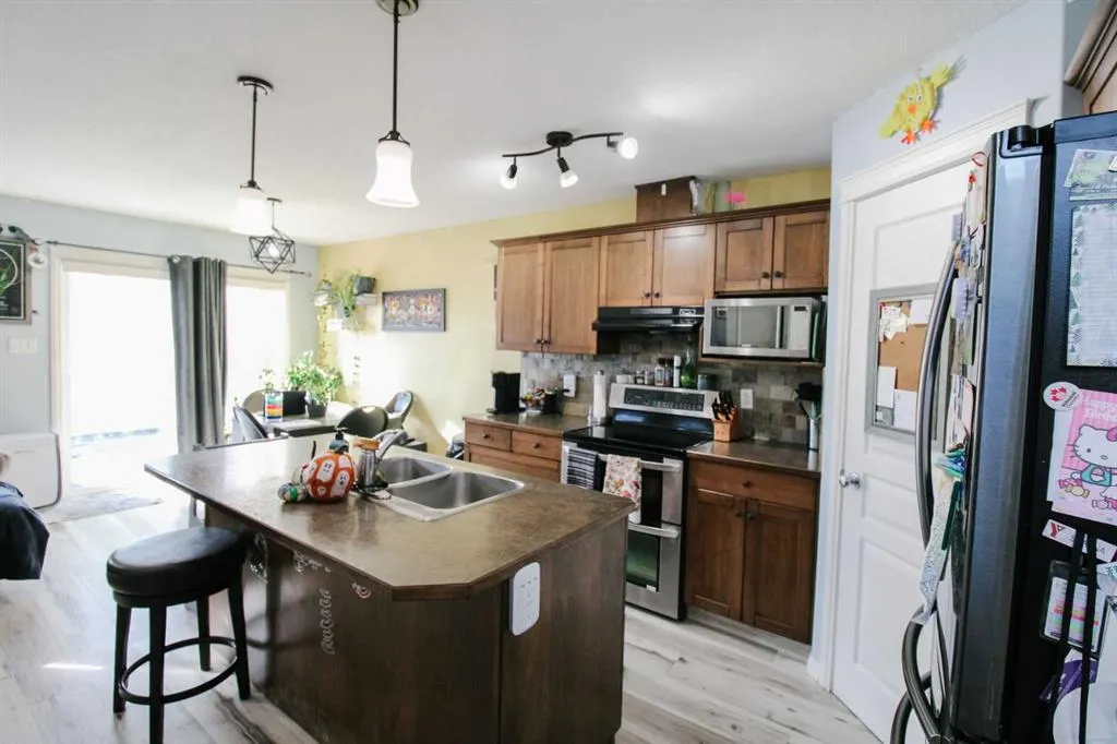 701 Silkstone Close W