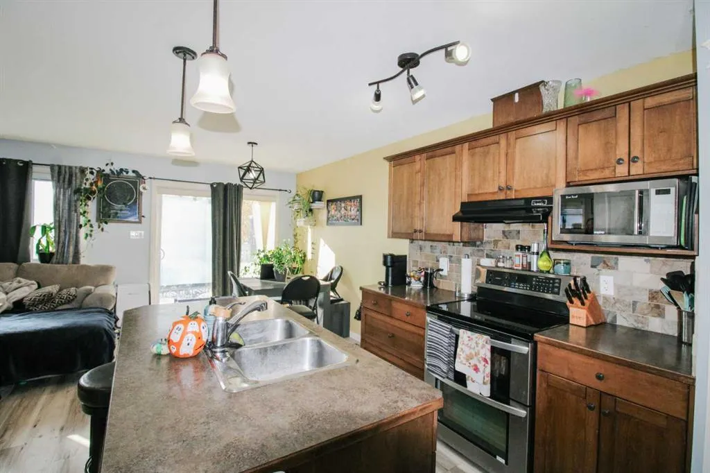 701 Silkstone Close W