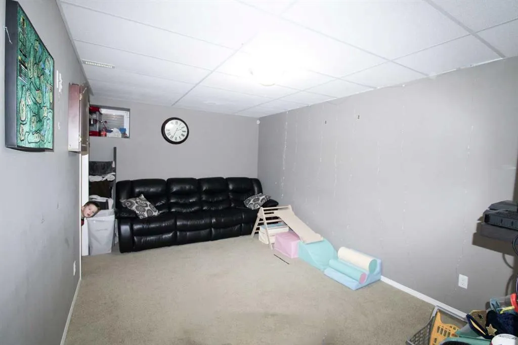 701 Silkstone Close W