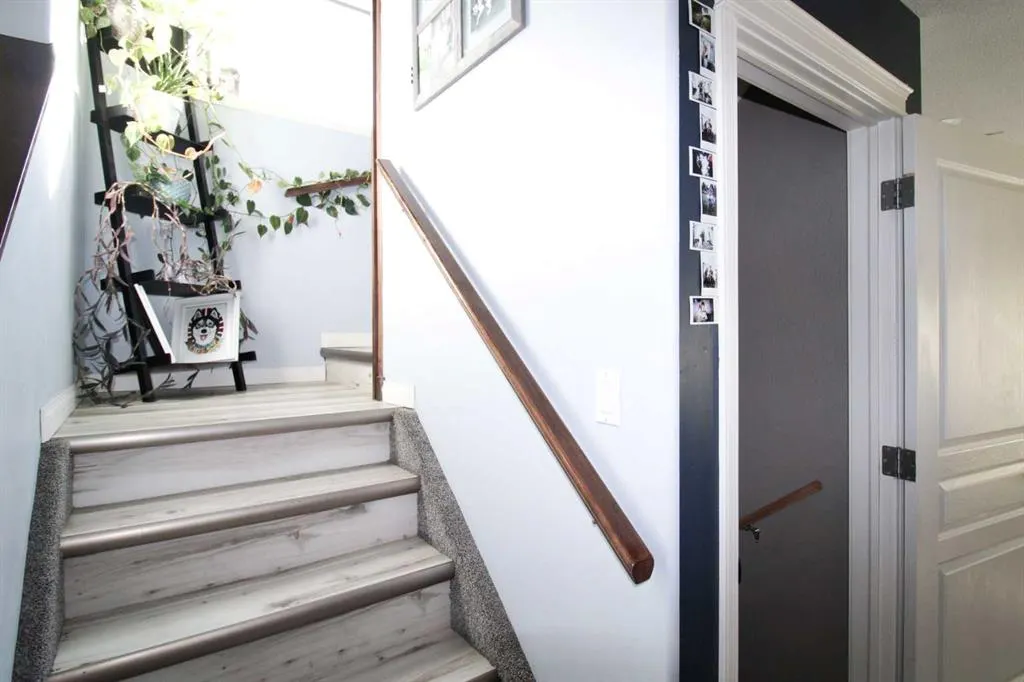 701 Silkstone Close W