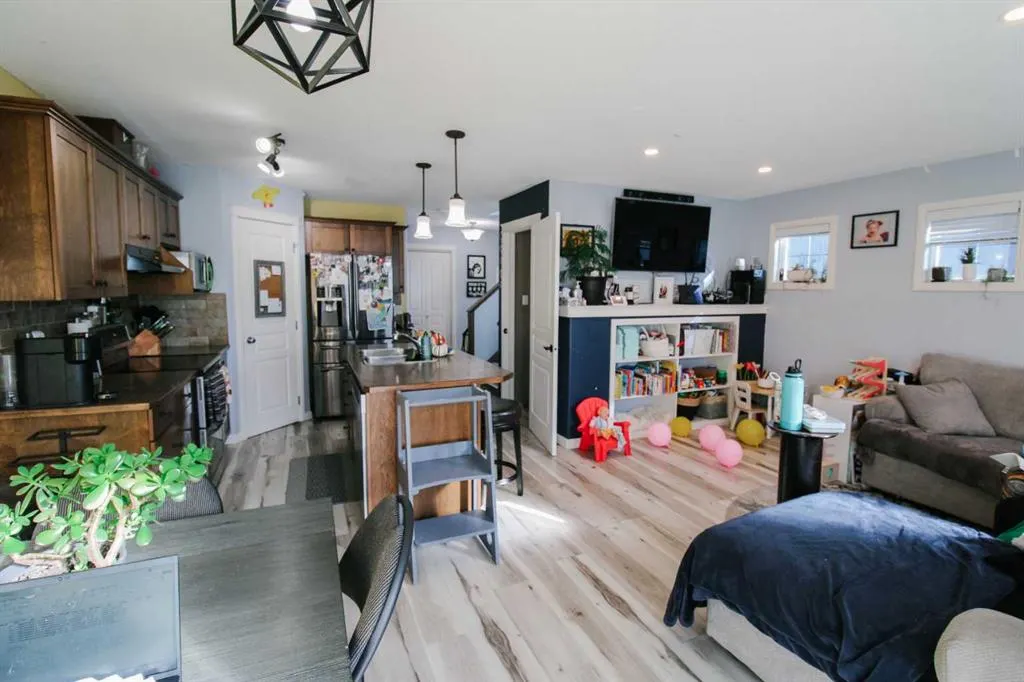 701 Silkstone Close W