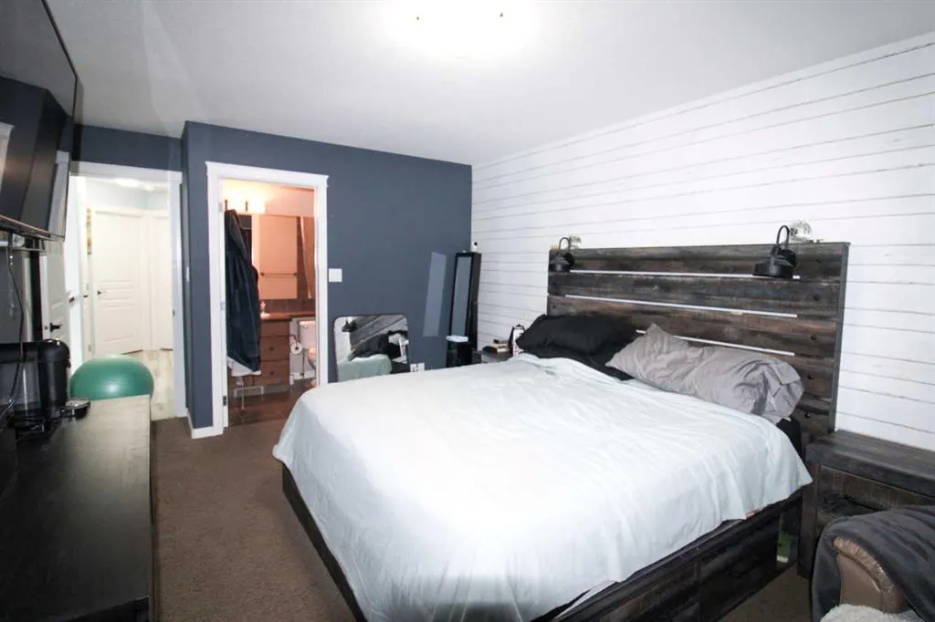 701 Silkstone Close W