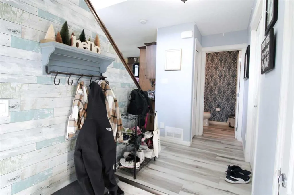 701 Silkstone Close W