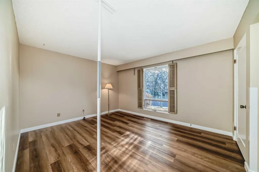 255 Parkwood Close SE