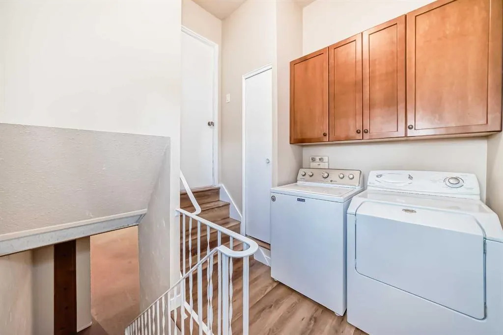 255 Parkwood Close SE