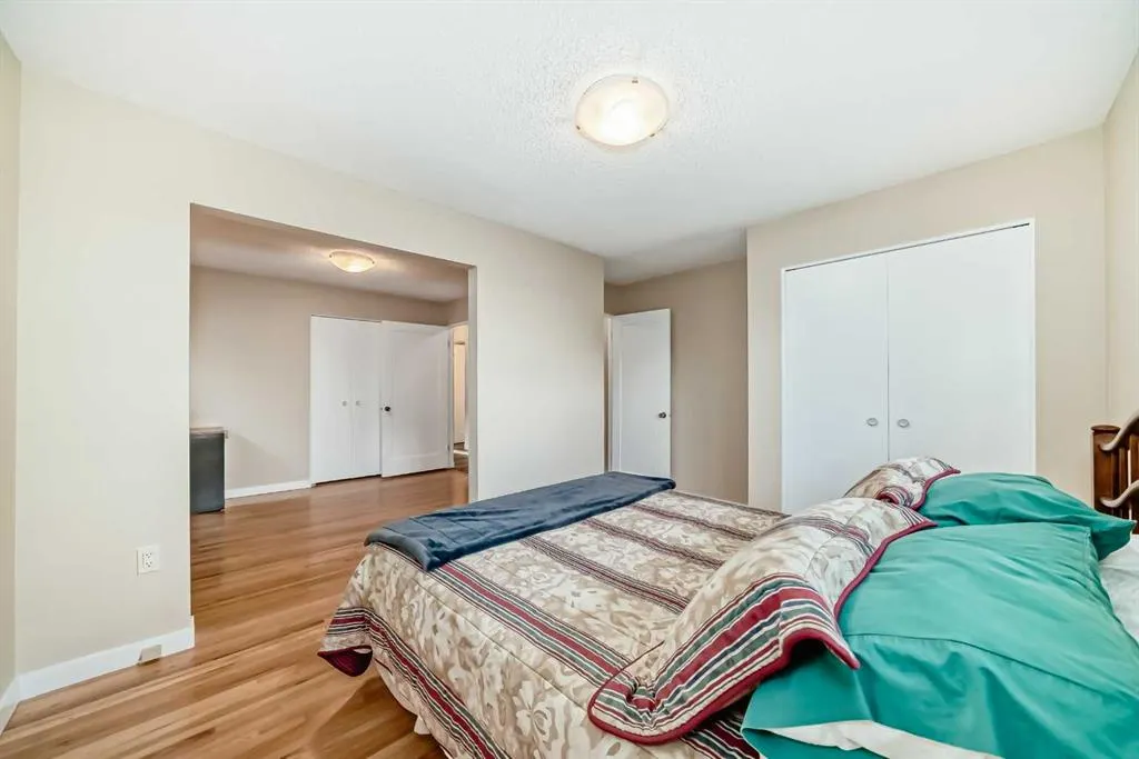 255 Parkwood Close SE