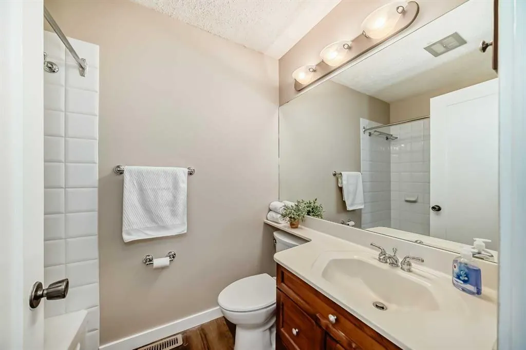 255 Parkwood Close SE