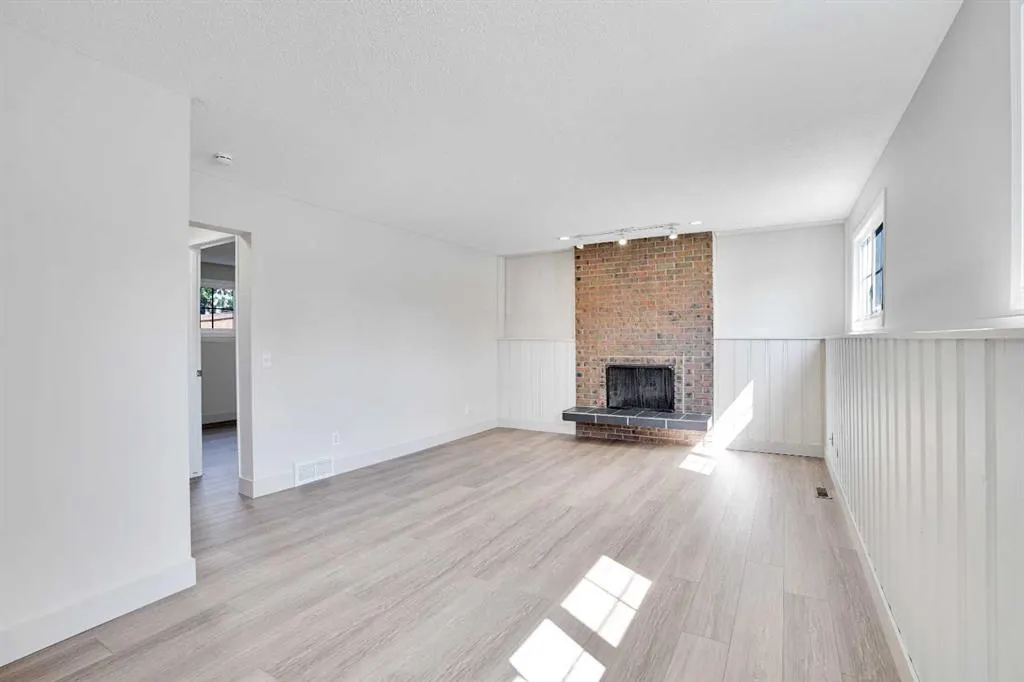 524 Whitehorn Way NE