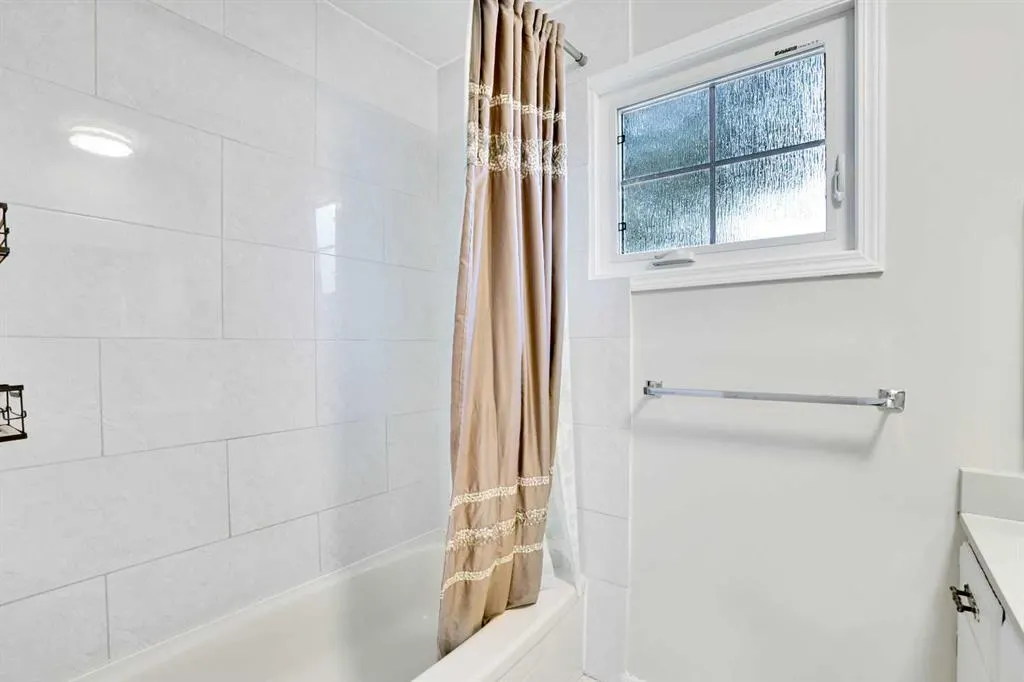 524 Whitehorn Way NE