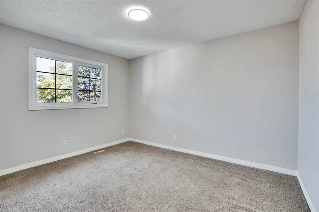 524 Whitehorn Way NE