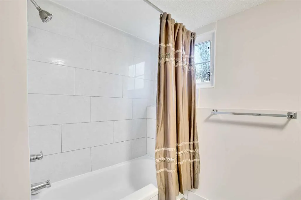 524 Whitehorn Way NE