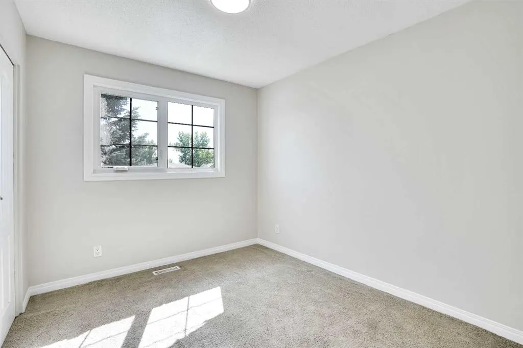 524 Whitehorn Way NE