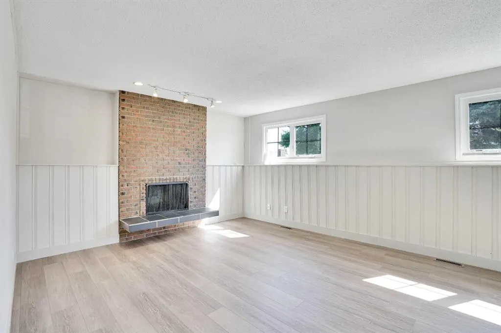 524 Whitehorn Way NE