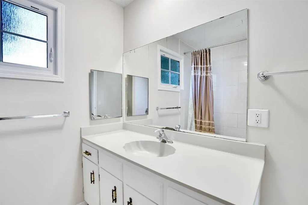 524 Whitehorn Way NE