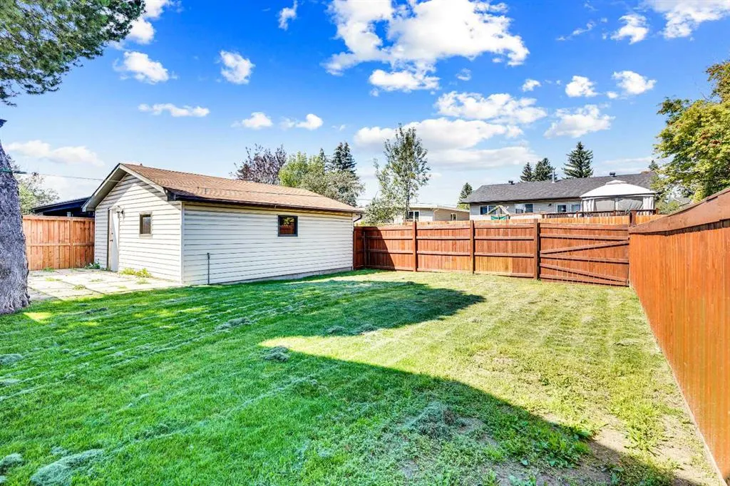 524 Whitehorn Way NE