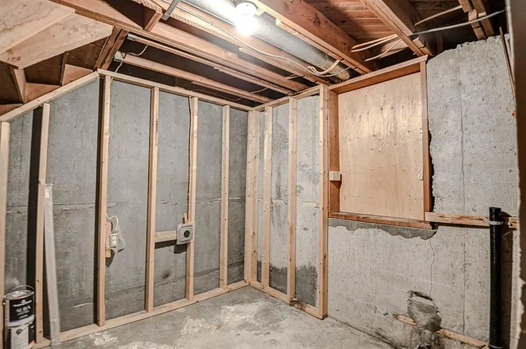 6011 Centre Street NW