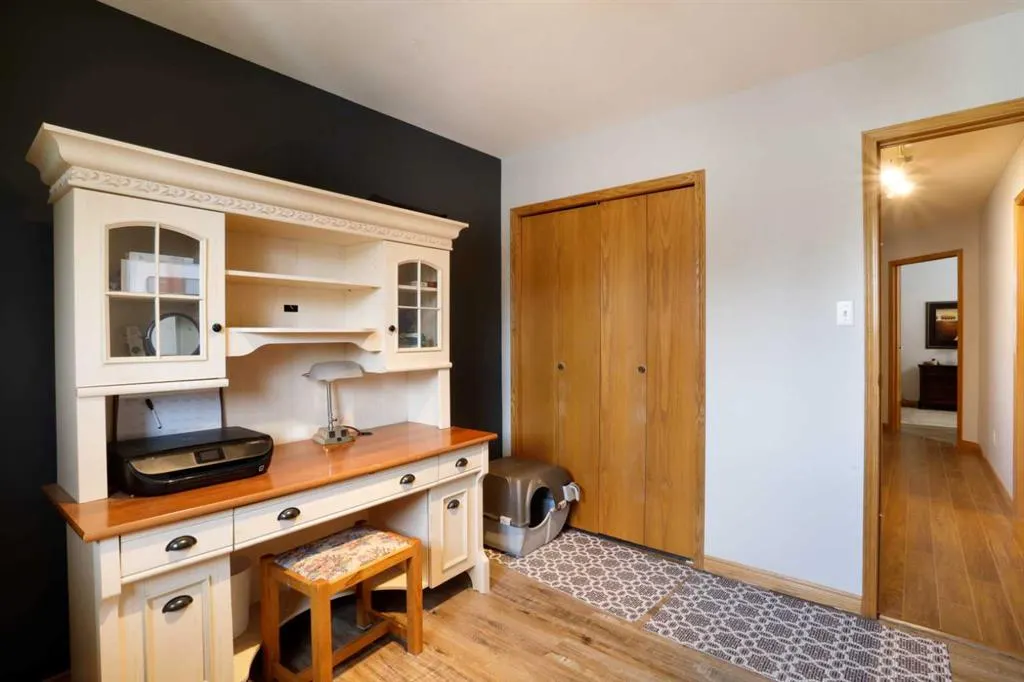 731 Parkland Drive E