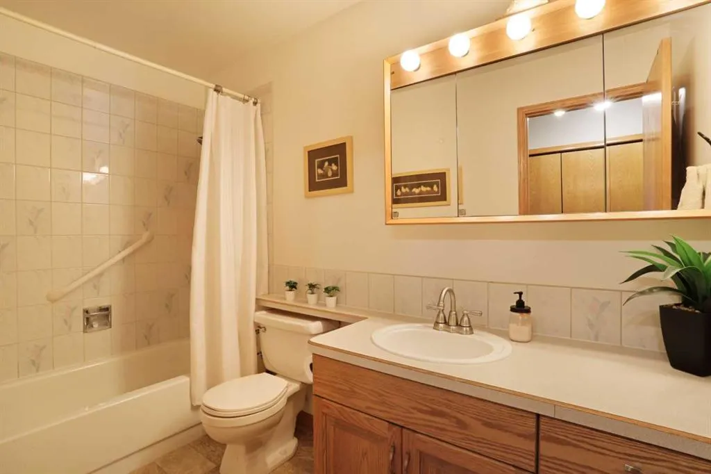 731 Parkland Drive E