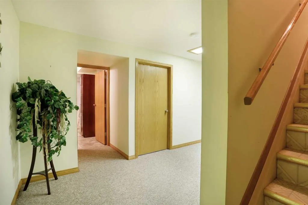 731 Parkland Drive E