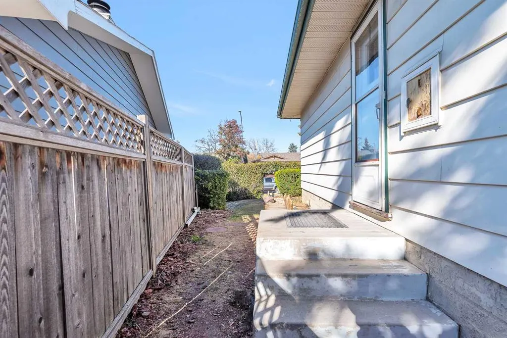 212 Dovercrest Place SE