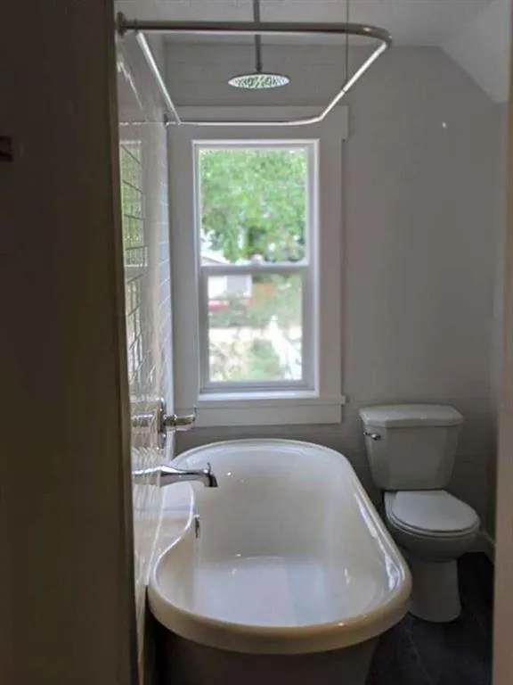 866 Balmoral Street SE