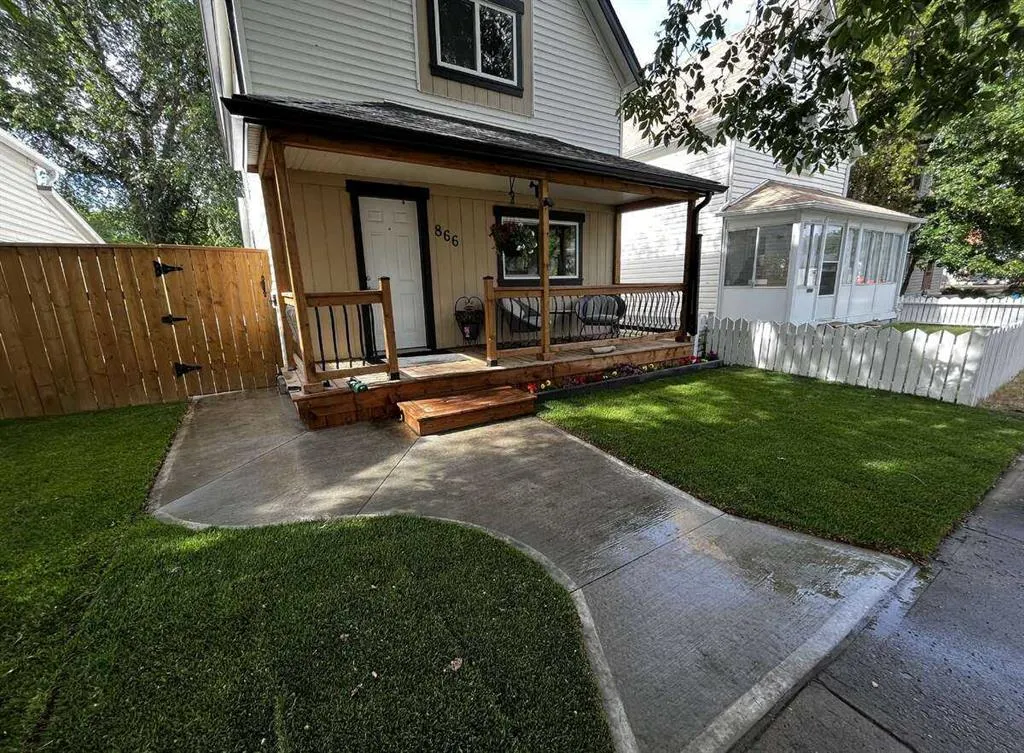 866 Balmoral Street SE