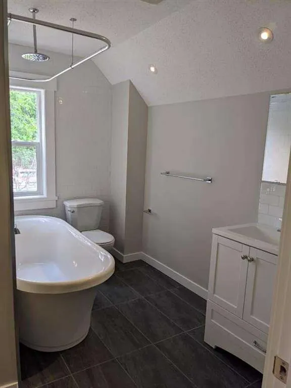 866 Balmoral Street SE