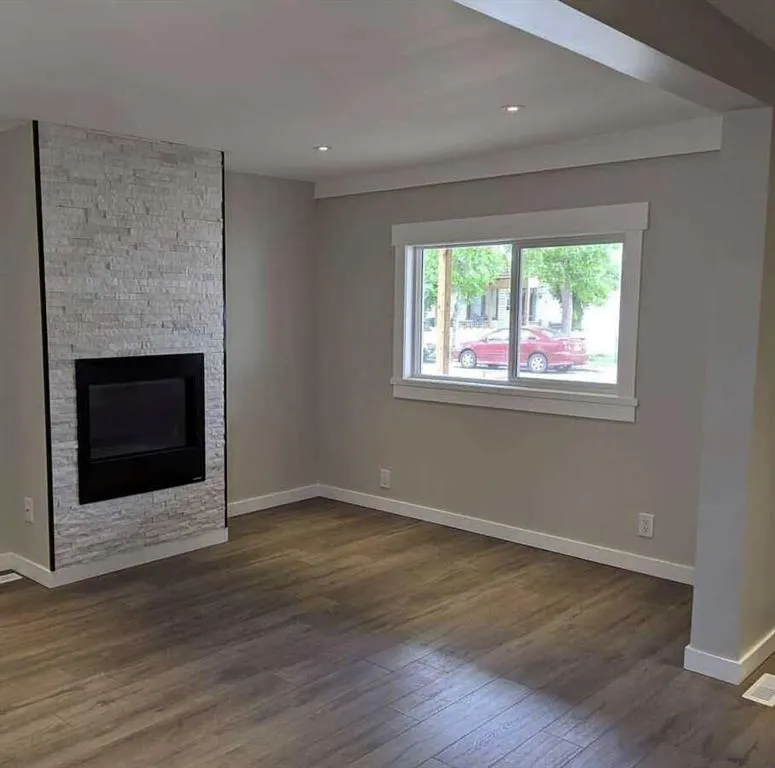 866 Balmoral Street SE