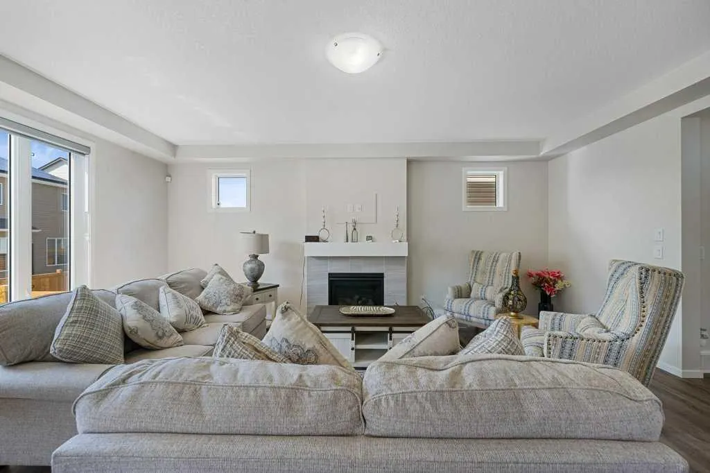 2091 Windbury Crescent SW