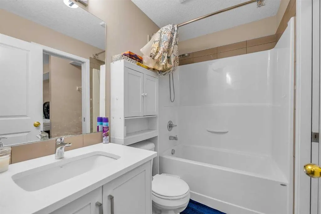 20 Mahogany Mews SE, #104