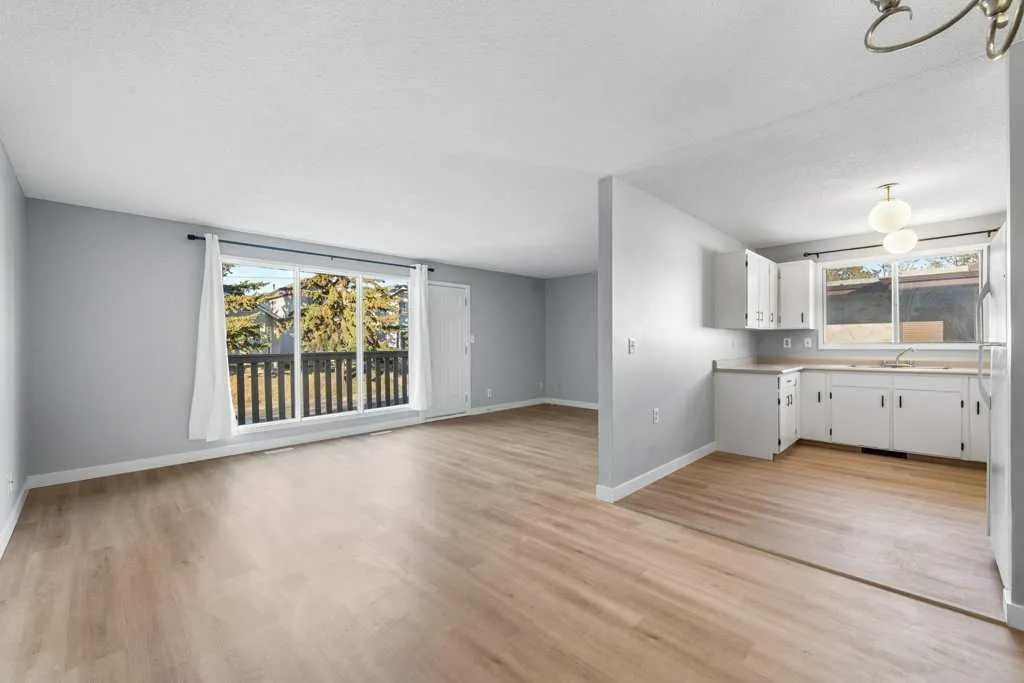 53,55 Dovercliffe Way SE