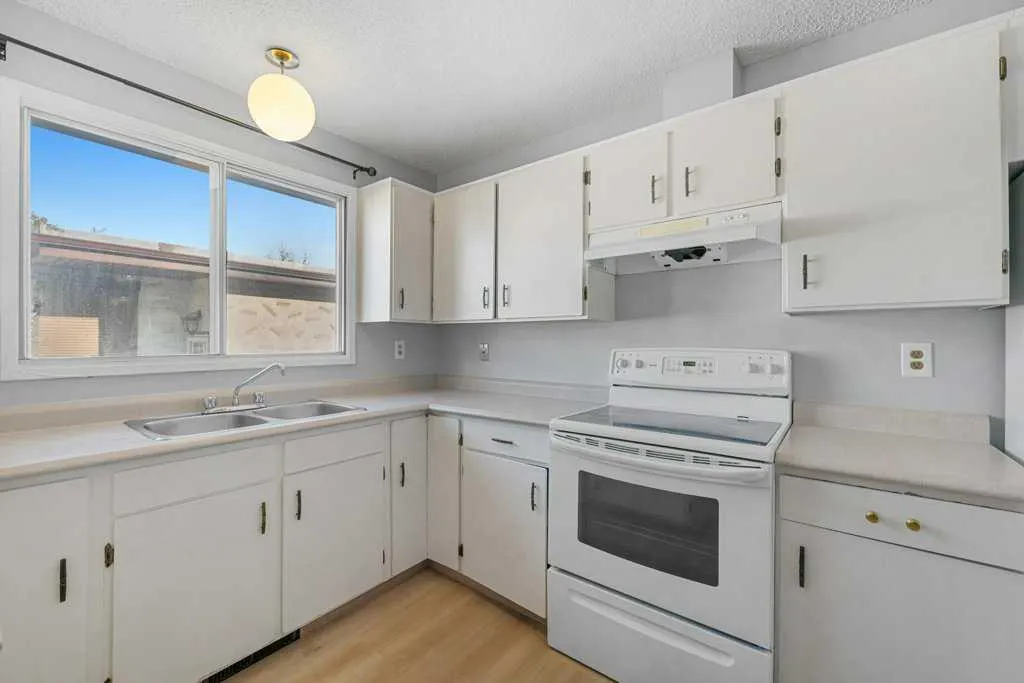 53,55 Dovercliffe Way SE