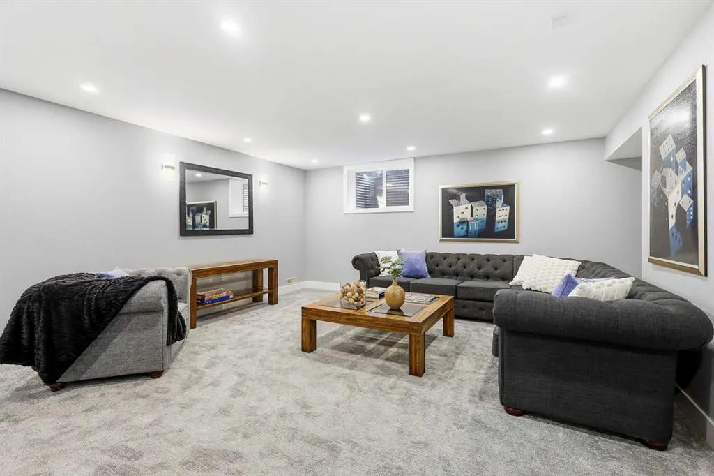 723 Willamette Drive SE