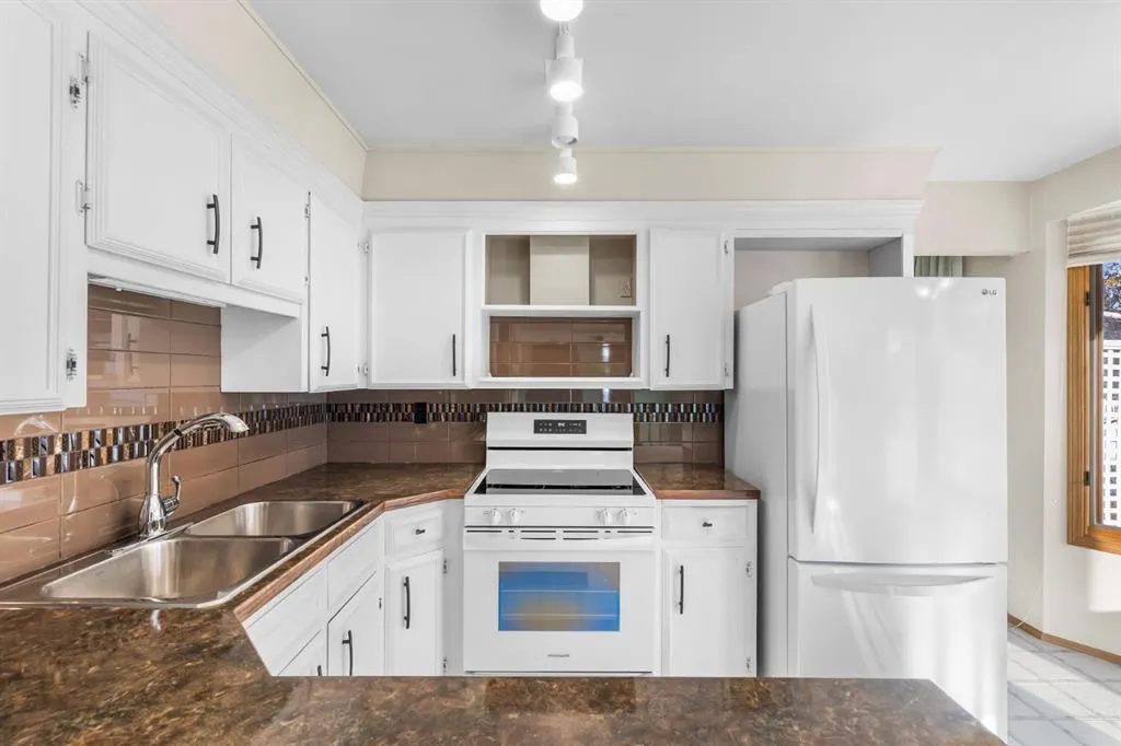 3375 Breton Close NW