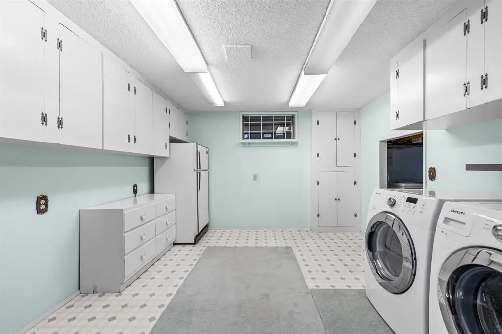 3375 Breton Close NW