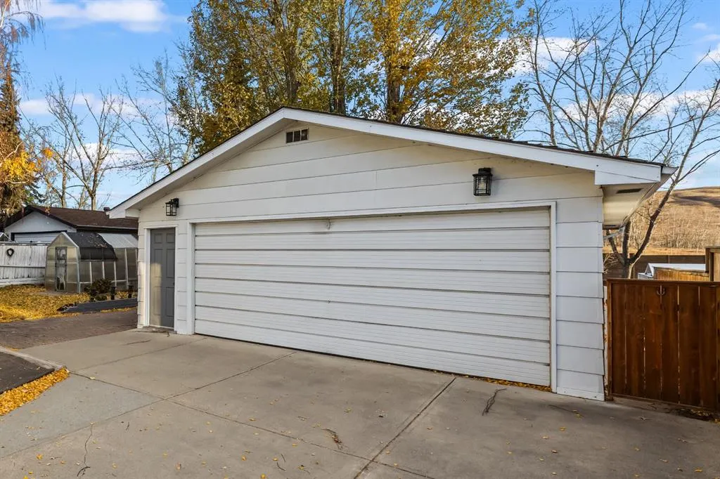 3375 Breton Close NW