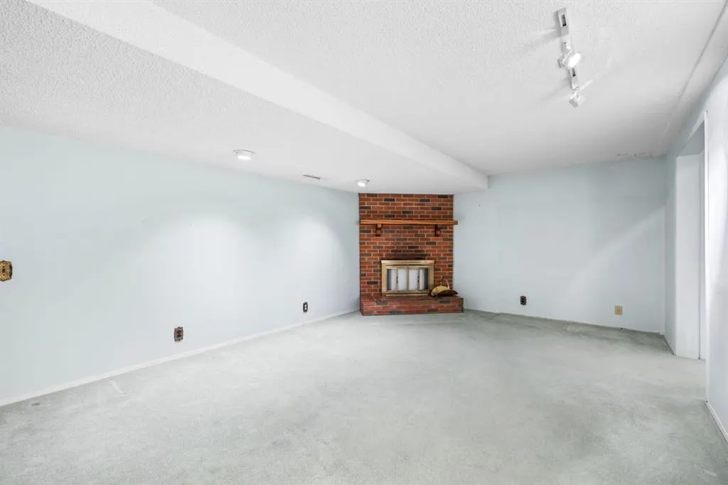 3375 Breton Close NW