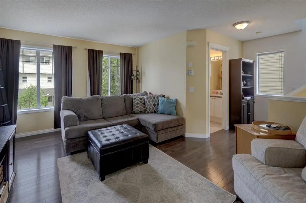 82 Country Hills Cove NW